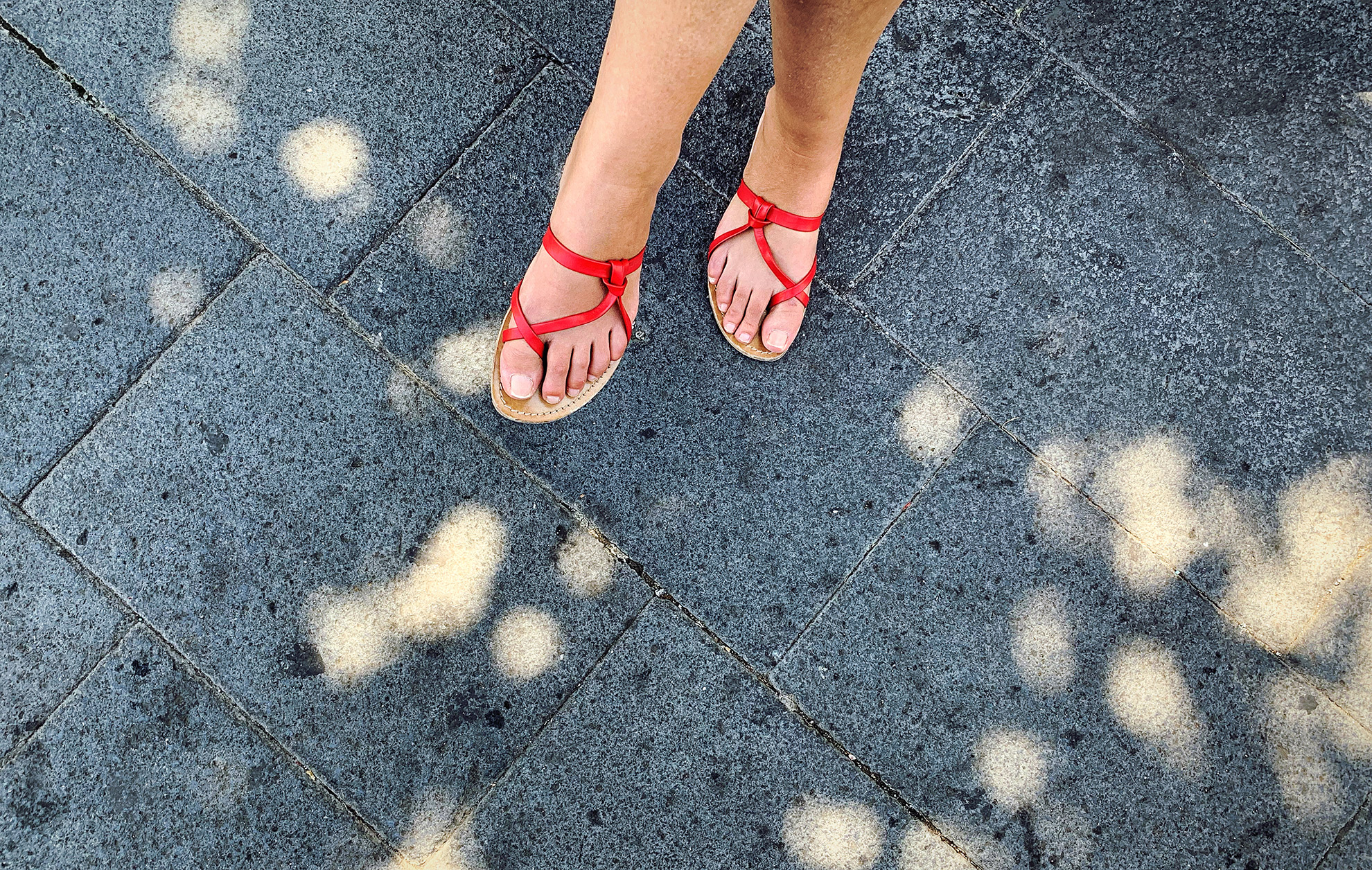 Czerwone sandały, ilustracja o sandałach w kolorze czerwonym do sukienek