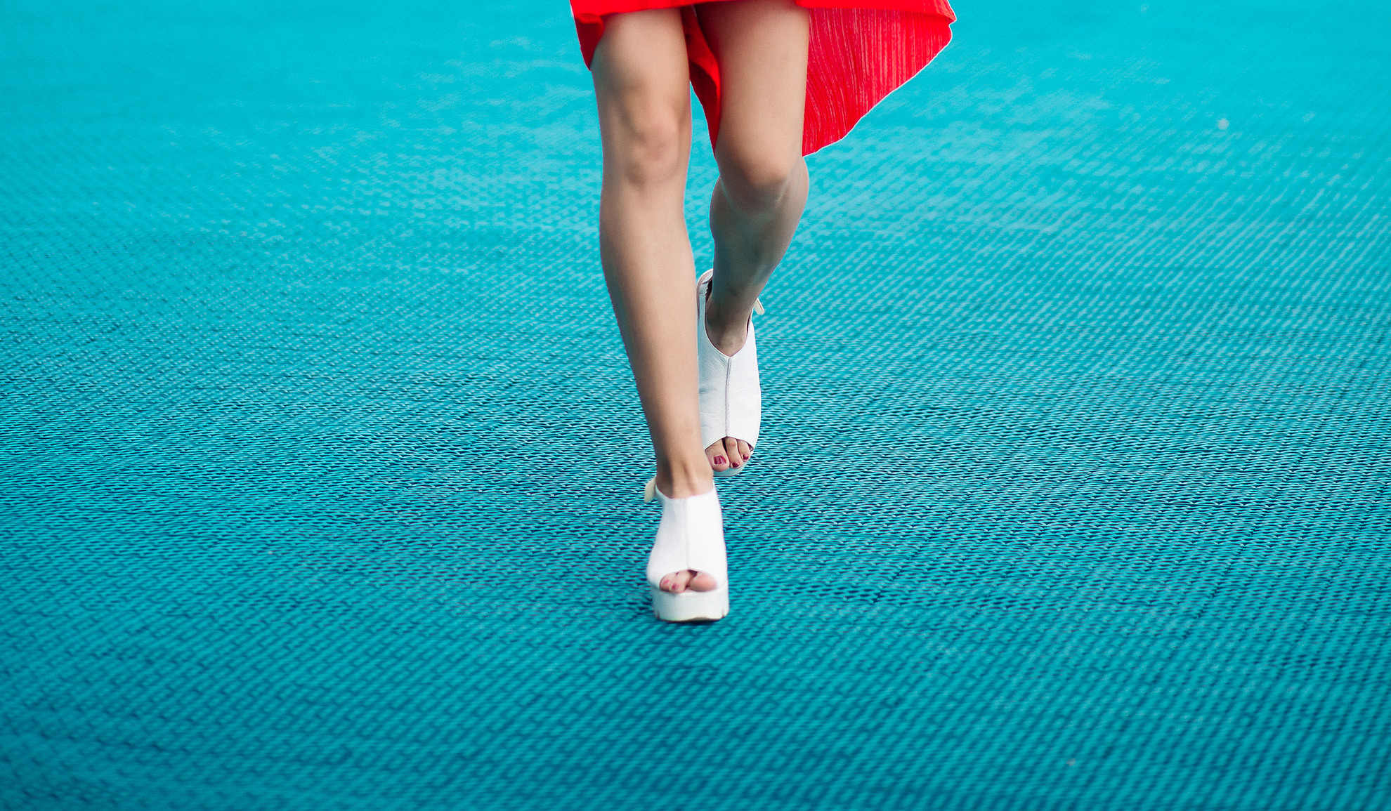 Nogi kobiece z sandałami, ilustracja do artykułu